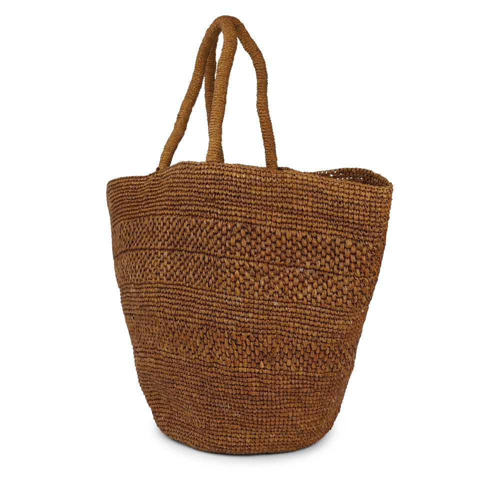 Anakao, the charming bag fashioned from luxurious raffia sourced from Madagascar.  Tailored for your everyday adventures, this tote boasts a spacious main compartment to accommodate all your necessities while you're on the move.  Raffia, derived from the resilient leaves of the palm tree, is celebrated for its versatility and eco-conscious qualities, making it a sought-after material in the realm of fashion accessories.