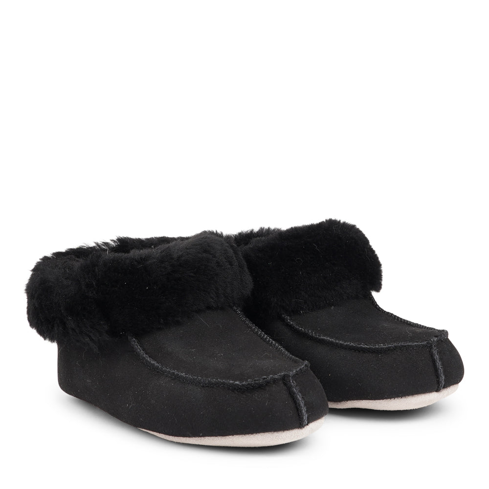 Crafted from 100% premium sheepskin, these moccasins not only epitomize elegance but also offer a multitude of practical benefits that cater to the changing seasons.

We are proud to announce that Api Shearling Moccasins hold the prestigious LWG Environmental GOLD RATED Certification, a testament to our commitment to sustainable and eco-friendly practices.&nbsp;

Indulge in the world of Api Shearling Moccasins and experience footwear that transcends the ordinary. Upgrade your shoe collection with 