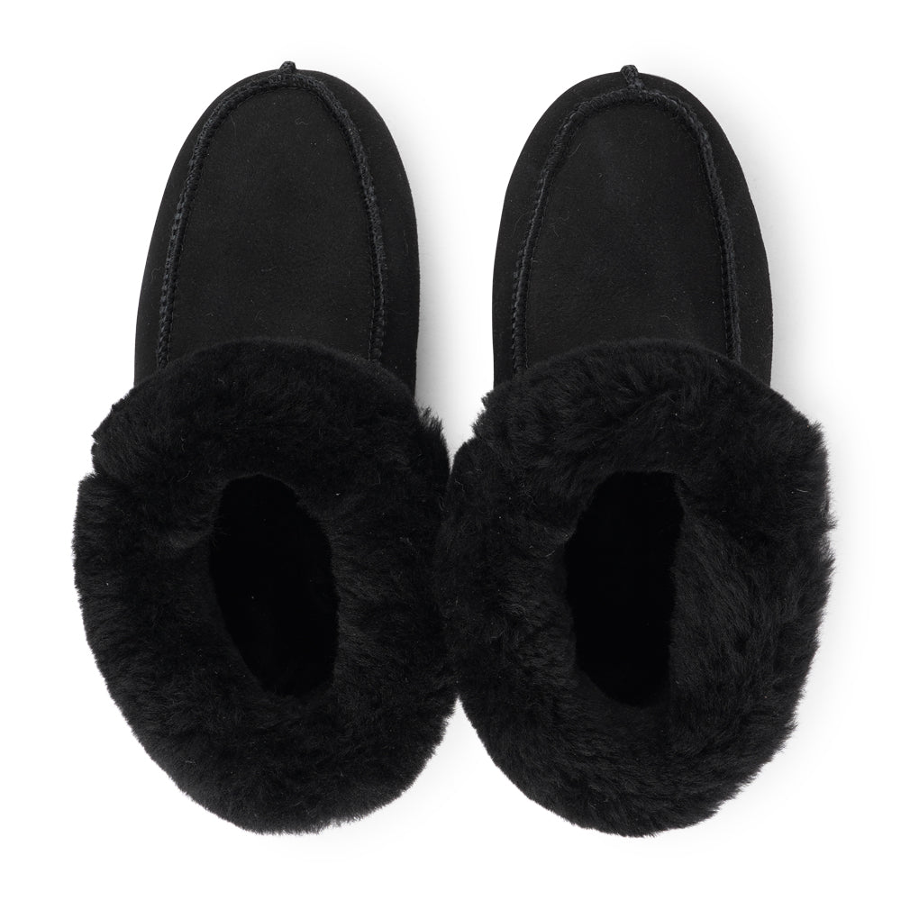 Crafted from 100% premium sheepskin, these moccasins not only epitomize elegance but also offer a multitude of practical benefits that cater to the changing seasons.

We are proud to announce that Api Shearling Moccasins hold the prestigious LWG Environmental GOLD RATED Certification, a testament to our commitment to sustainable and eco-friendly practices.&nbsp;

Indulge in the world of Api Shearling Moccasins and experience footwear that transcends the ordinary. Upgrade your shoe collection with 