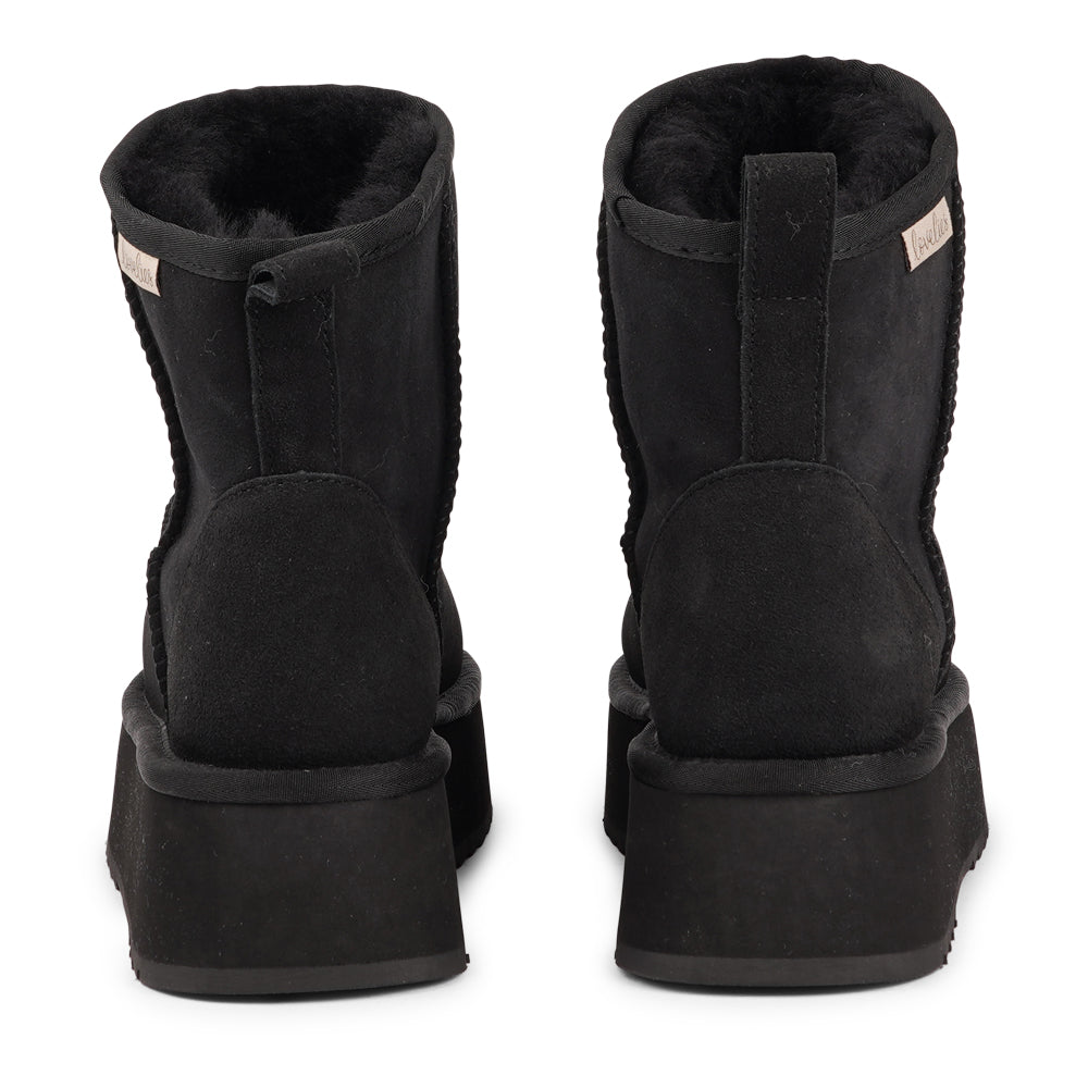 Lovelies Studio - Designed for your ultimate comfort, these luxurious shearling boots are the perfect winter companions. Featuring soft, durable rubber soles, they ensure you can step through the colder months with confidence, keeping your feet well-protected from the elements.&nbsp;

But Laveno offers more than just practicality—these boots blend warmth and style seamlessly, making them as fashionable as they are functional.