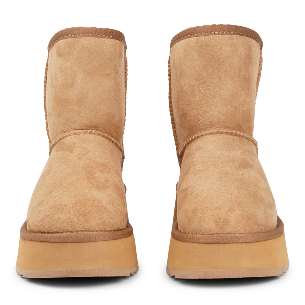 Lovelies Studio - Designed for your ultimate comfort, these luxurious shearling boots are the perfect winter companions. Featuring soft, durable rubber soles, they ensure you can step through the colder months with confidence, keeping your feet well-protected from the elements.&nbsp;

But Laveno offers more than just practicality—these boots blend warmth and style seamlessly, making them as fashionable as they are functional.