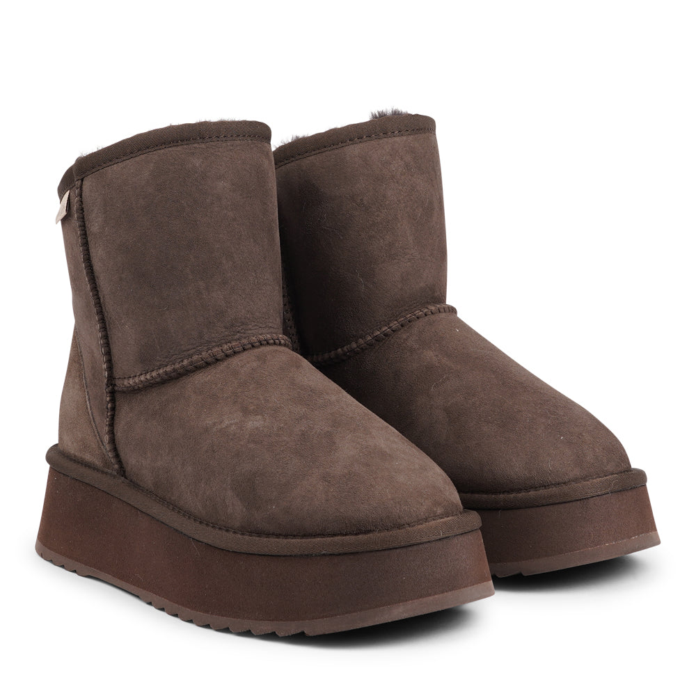 Lovelies Studio - Designed for your ultimate comfort, these luxurious shearling boots are the perfect winter companions. Featuring soft, durable rubber soles, they ensure you can step through the colder months with confidence, keeping your feet well-protected from the elements.&nbsp;

But Laveno offers more than just practicality—these boots blend warmth and style seamlessly, making them as fashionable as they are functional.