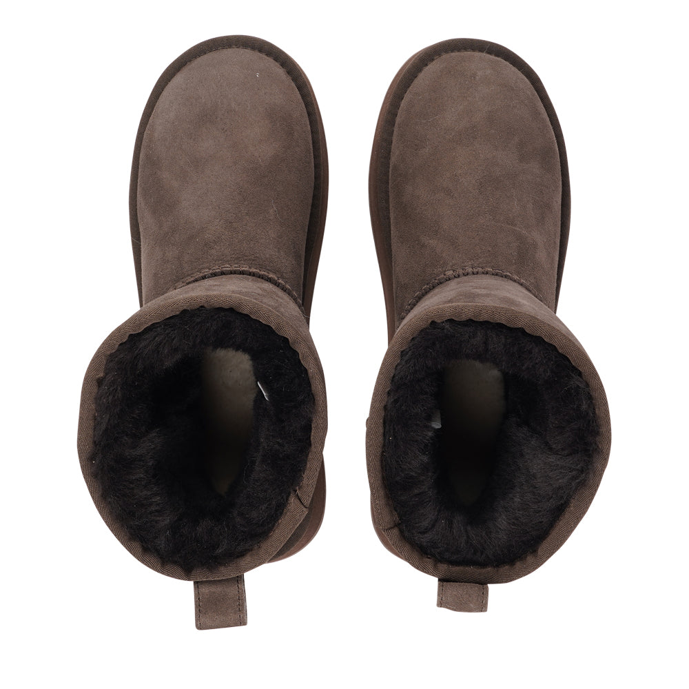 Lovelies Studio - Designed for your ultimate comfort, these luxurious shearling boots are the perfect winter companions. Featuring soft, durable rubber soles, they ensure you can step through the colder months with confidence, keeping your feet well-protected from the elements.&nbsp;

But Laveno offers more than just practicality—these boots blend warmth and style seamlessly, making them as fashionable as they are functional.