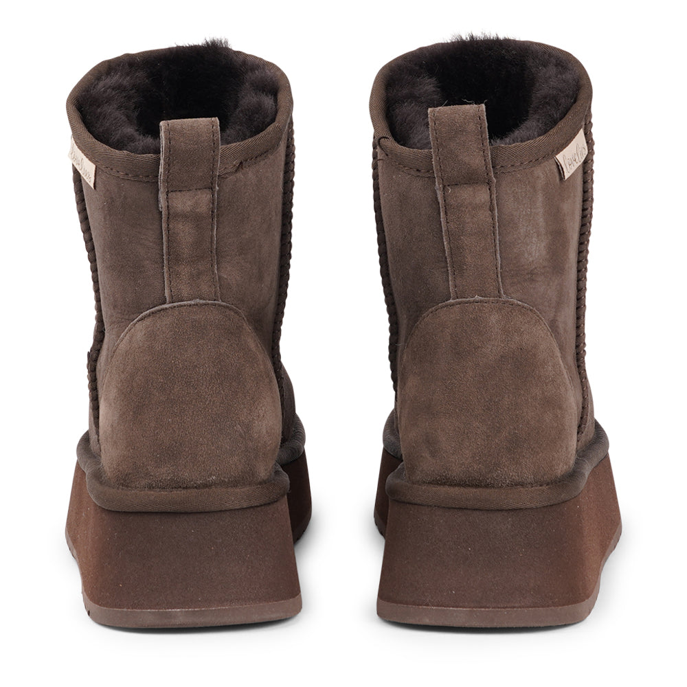 Lovelies Studio - Designed for your ultimate comfort, these luxurious shearling boots are the perfect winter companions. Featuring soft, durable rubber soles, they ensure you can step through the colder months with confidence, keeping your feet well-protected from the elements.&nbsp;

But Laveno offers more than just practicality—these boots blend warmth and style seamlessly, making them as fashionable as they are functional.