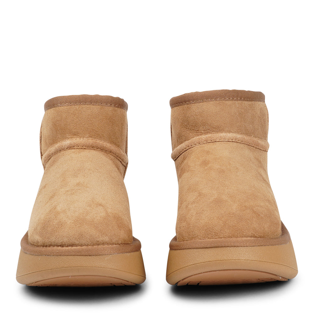 Lovelies Studio - Crafted for unparalleled comfort, these luxurious shearling boots are your perfect winter companion. With soft, durable rubber soles, they provide the confidence to navigate colder months while keeping your feet protected from the elements.

The Prayon boots go beyond mere functionality—effortlessly combining warmth and style, they offer a seamless blend of fashion and practicality.