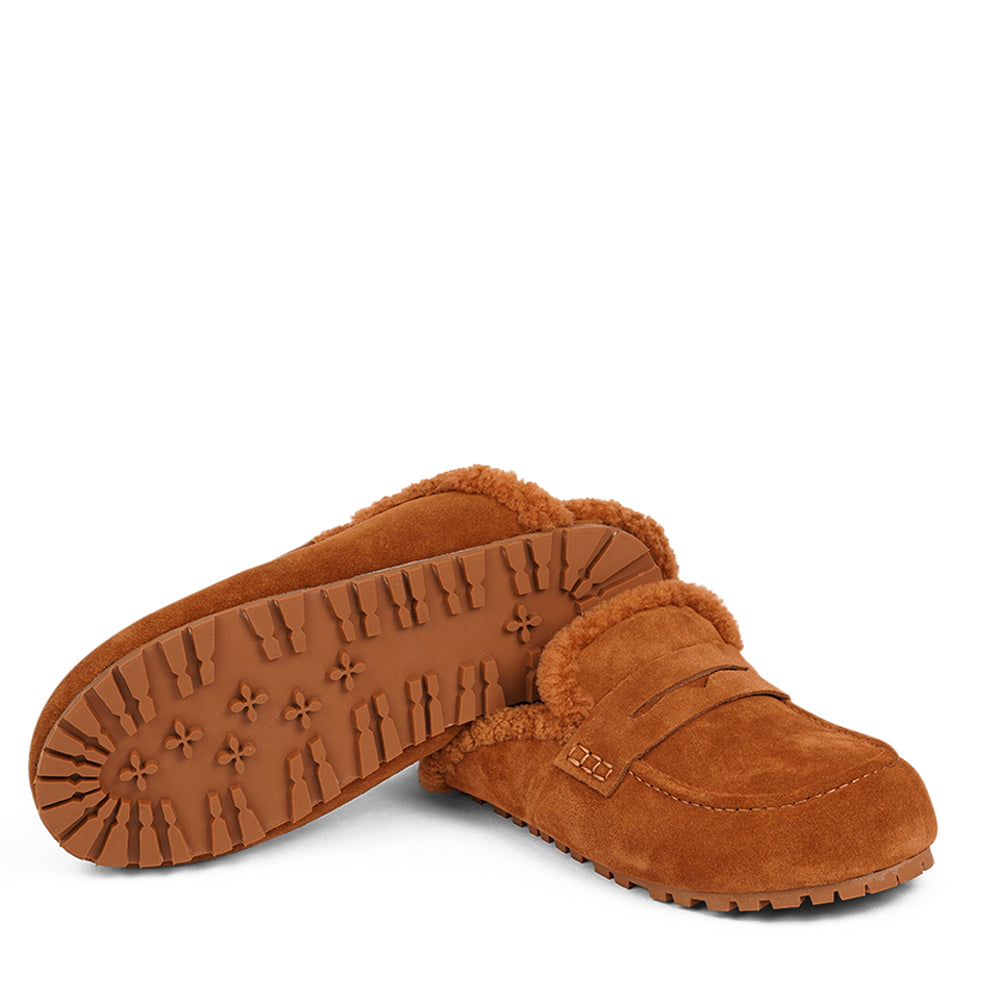 Lovelies Studio - Denmark - Designed to envelop your feet in cozy warmth, these mules offer an unbeatable blend of plushness and support. The durable rubber sole ensures long-lasting comfort and resilience, making them the perfect companion for chilly days. Treat your feet to the luxury they deserve.