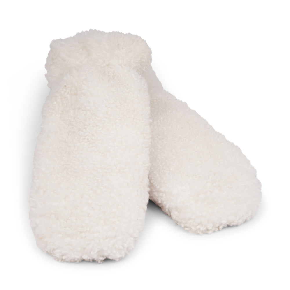 The Siena mittens combine the best of both worlds with a soft shearling exterior and durable leather palms for added grip. Lined with plush shearling, these mittens provide exceptional warmth and comfort in cold weather.

Their timeless design and premium materials make Siena a stylish and practical choice for winter days.