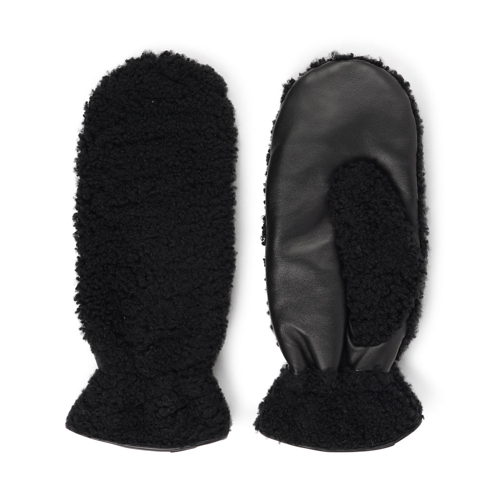 The Siena mittens combine the best of both worlds with a soft shearling exterior and durable leather palms for added grip. Lined with plush shearling, these mittens provide exceptional warmth and comfort in cold weather.

Their timeless design and premium materials make Siena a stylish and practical choice for winter days.