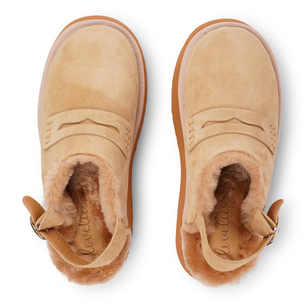 Lovelies - Step into a world of luxury and coziness with our Siple suede mules. Crafted with the finest suede, these mules are designed to provide not only elegance but also ultimate comfort for your feet. The sumptuous shearling lining ensures your feet stay warm and snug, making them the perfect choice for colder days.
The standout feature of the Siple mules is the adjustable heel strap, allowing you to customize the fit to your liking. 