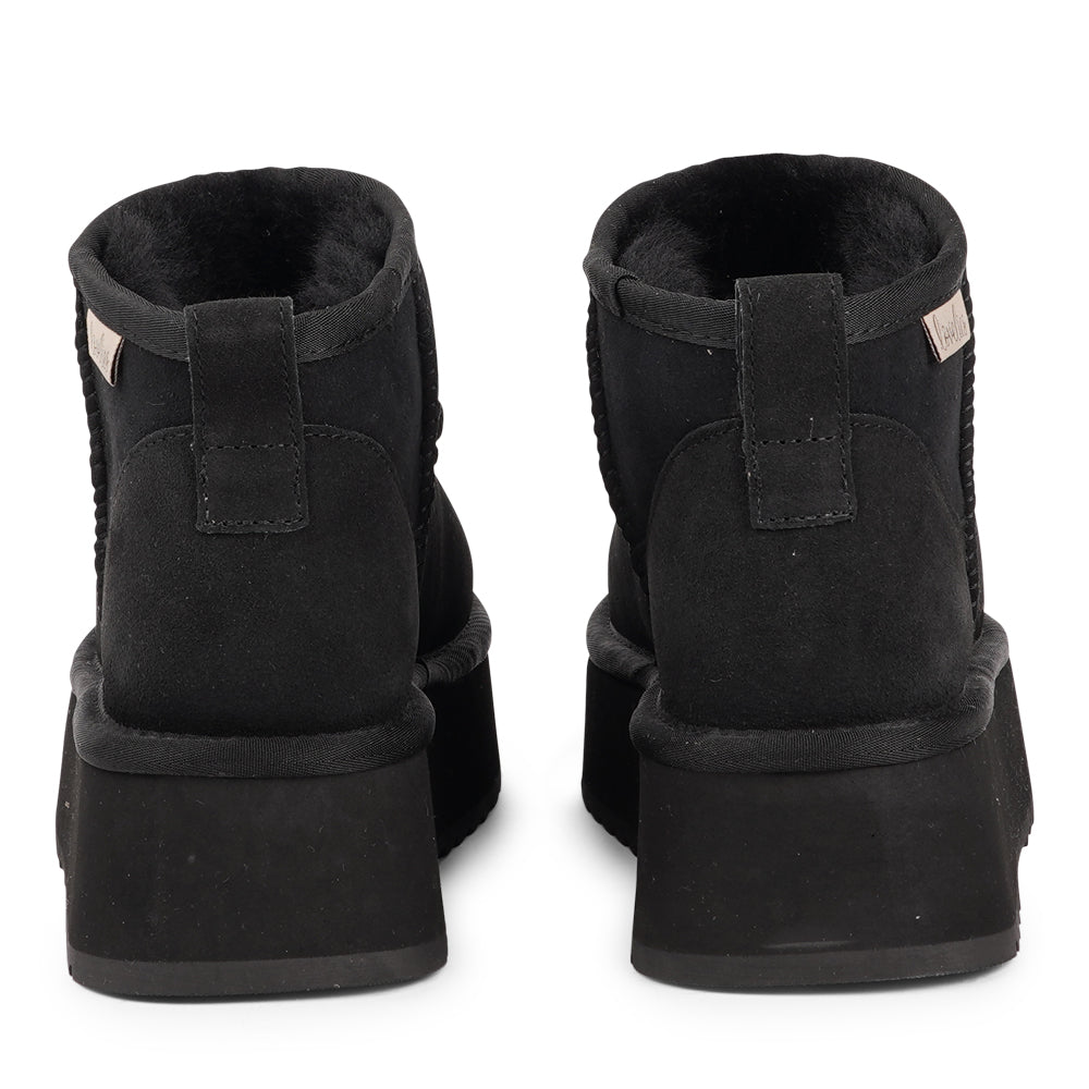 Lovelies Studio - Designed for your ultimate comfort, these luxurious shearling boots are the perfect winter companions. Featuring soft, durable rubber soles, they ensure you can step through the colder months with confidence, keeping your feet well-protected from the elements.&nbsp;

But Vens offers more than just practicality—these boots blend warmth and style seamlessly, making them as fashionable as they are functional.