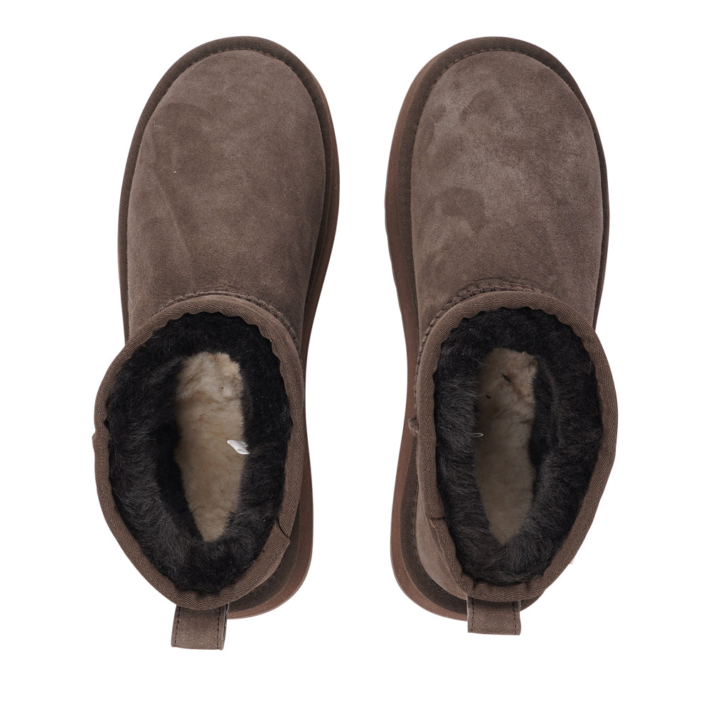 Lovelies Studio - Designed for your ultimate comfort, these luxurious shearling boots are the perfect winter companions. Featuring soft, durable rubber soles, they ensure you can step through the colder months with confidence, keeping your feet well-protected from the elements.&nbsp;

But Vens offers more than just practicality—these boots blend warmth and style seamlessly, making them as fashionable as they are functional.