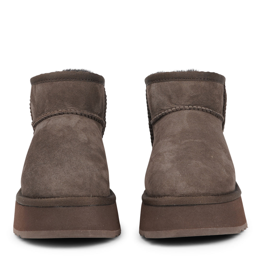 Lovelies Studio - Designed for your ultimate comfort, these luxurious shearling boots are the perfect winter companions. Featuring soft, durable rubber soles, they ensure you can step through the colder months with confidence, keeping your feet well-protected from the elements.&nbsp;

But Vens offers more than just practicality—these boots blend warmth and style seamlessly, making them as fashionable as they are functional.