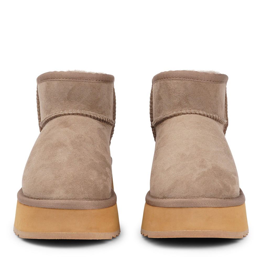 Lovelies Studio - Designed for your ultimate comfort, these luxurious shearling boots are the perfect winter companions. Featuring soft, durable rubber soles, they ensure you can step through the colder months with confidence, keeping your feet well-protected from the elements.

But Vens offers more than just practicality—these boots blend warmth and style seamlessly, making them as fashionable as they are functional.