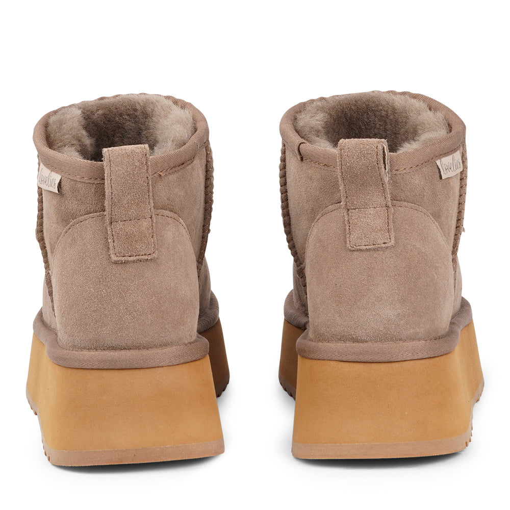 Lovelies Studio - Designed for your ultimate comfort, these luxurious shearling boots are the perfect winter companions. Featuring soft, durable rubber soles, they ensure you can step through the colder months with confidence, keeping your feet well-protected from the elements.

But Vens offers more than just practicality—these boots blend warmth and style seamlessly, making them as fashionable as they are functional.