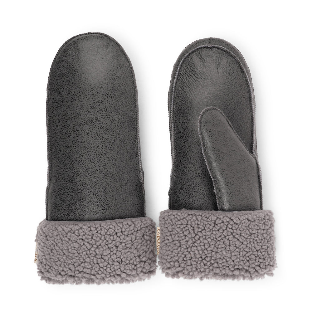 The trendy Vinson mittens are made of 100% Australian shearling.


The palm&nbsp;and upper are soft sheep skin and the beautiful cuff and the lining are curly sheep fur. The thumb is made with only one side sawing for the best comfort and style.

Our&nbsp;Vinson mittens are extra long which means that you can fold and wear them in 4 different ways.

with a larger and around 7 cm wide cuff
A shorter 4 cm cuff which gives the mittens a lightly different look.
A super short 1 cm cuff which gives you a 29 cm lo