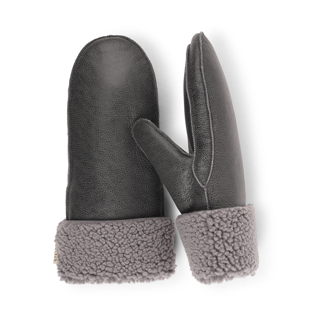 The trendy Vinson mittens are made of 100% Australian shearling.


The palm&nbsp;and upper are soft sheep skin and the beautiful cuff and the lining are curly sheep fur. The thumb is made with only one side sawing for the best comfort and style.

Our&nbsp;Vinson mittens are extra long which means that you can fold and wear them in 4 different ways.

with a larger and around 7 cm wide cuff
A shorter 4 cm cuff which gives the mittens a lightly different look.
A super short 1 cm cuff which gives you a 29 cm lo