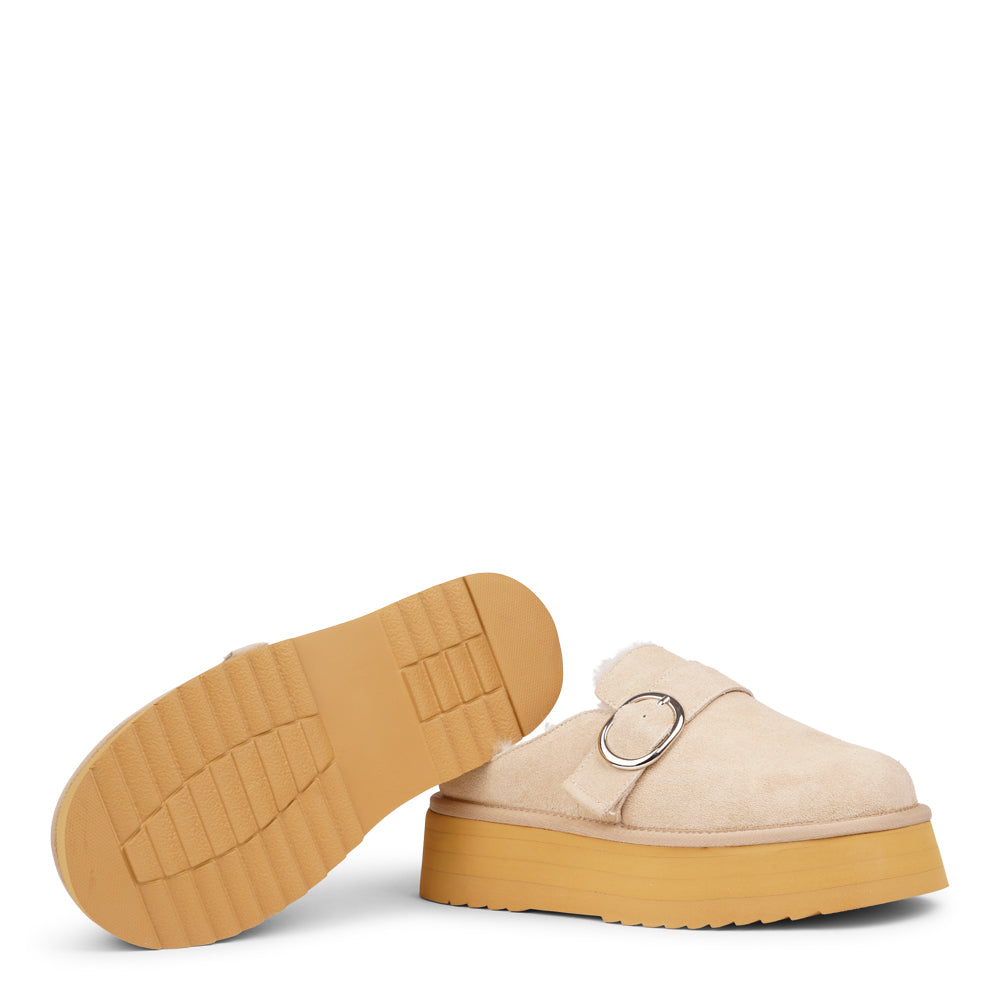 At the heart of the Viso mules is a 5 cm high platform sole crafted from soft and lightweight EVA. This innovative sole not only offers a stylish lift but also provides exceptional cushioning, ensuring that every step you take feels like walking on air. With a durable rubber sole, you can confidently wear these mules anywhere, from a leisurely stroll to a day of errands.

But what truly sets the Viso mules apart is their luxurious shearling lining. As the days grow cooler, these mules promise to keep your f