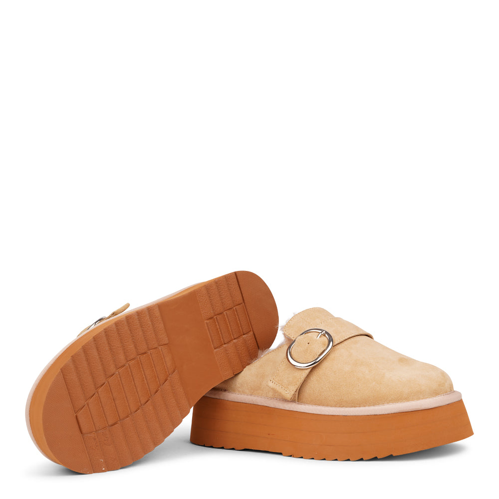 At the heart of the Viso mules is a 5 cm high platform sole crafted from soft and lightweight EVA. This innovative sole not only offers a stylish lift but also provides exceptional cushioning, ensuring that every step you take feels like walking on air. With a durable rubber sole, you can confidently wear these mules anywhere, from a leisurely stroll to a day of errands.

But what truly sets the Viso mules apart is their luxurious shearling lining. As the days grow cooler, these mules promise to keep your f